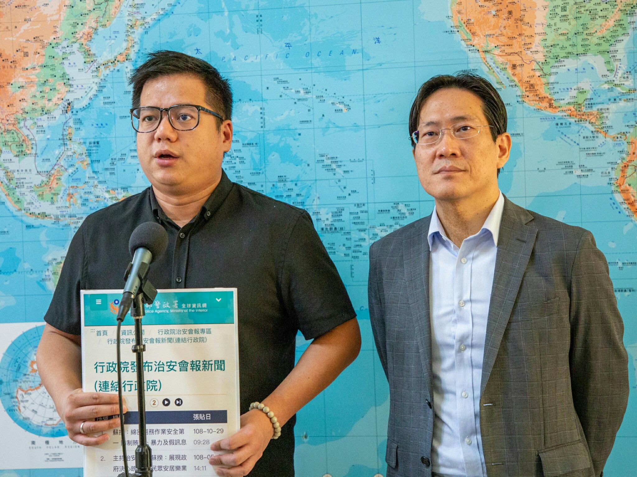 針對長榮大學女大生遇害，民眾黨團副總召張其祿(右)、立委邱臣遠(左)質疑警政、市政、學校三體系都出現嚴重問題。(民眾黨立院黨團提供)