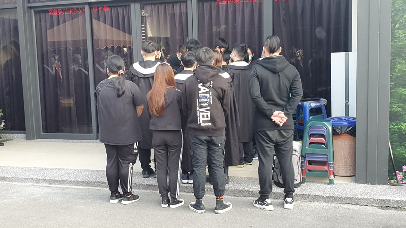 長榮大學外籍女學生遭強擄殺害，遺體3日上午在高雄市立殯儀館入殮火化，女學生同學特地換上學士服送最後一程。(圖：中央社)