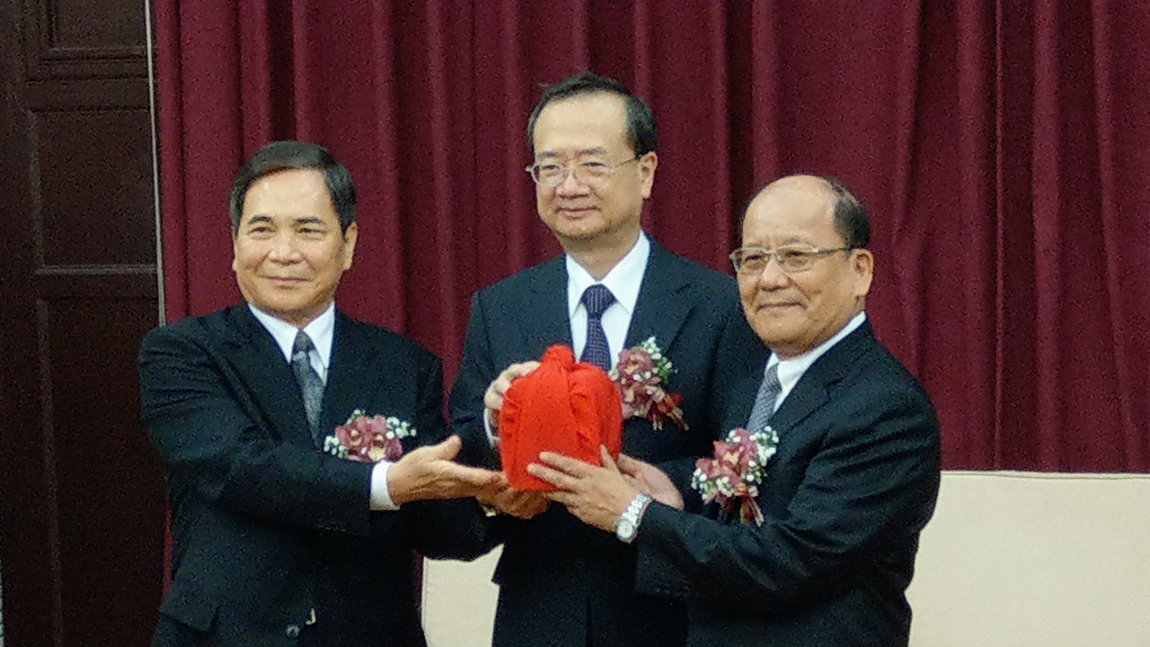 懲戒法院4日舉行院長交接典禮，由司法院長許宗力(中)擔任監交，新任院長李伯道(右)從前院長姜仁脩(左)手中接下印信。(歐陽夢萍 攝)
