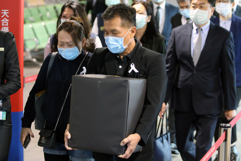 長榮大學外籍女學生遭擄殺害，女大生父母來台為愛女辦後事，將女兒遺體火化，並代領畢業證書。4日一早女大生父母搭車從過境旅館扺達機場，父親雙手緊抱女兒骨灰，母親在旁淚流不止，要把女兒帶回馬來西亞。(圖:中央社)