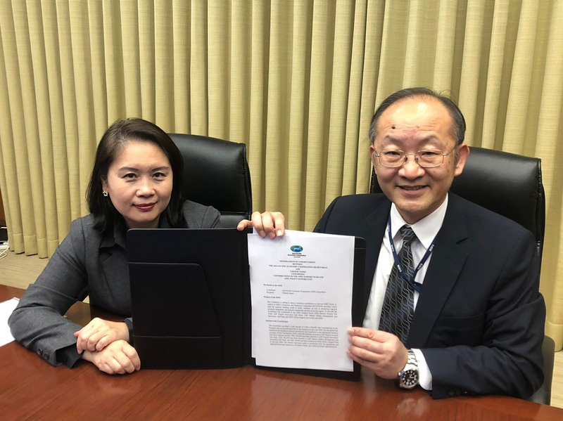 台灣APEC資深官員陳龍錦（右）4日與APEC秘書處簽署備忘錄，確認台灣今年共捐款150萬美元，協助推動APEC經濟與技術合作計畫。（外交部提供）