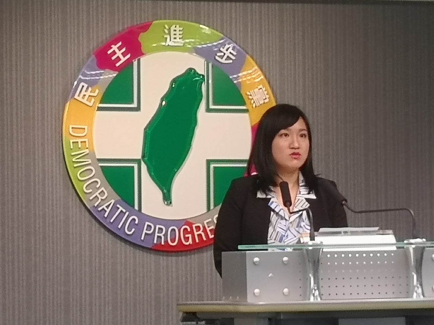 民進黨發言人謝佩芬轉述蔡總統在中常會上的裁示指出，中國經濟進入到轉折期，這個轉折期當中，一方面要密切觀察未來整體經濟的走向與整個世界經濟的連動。（劉玉秋攝）