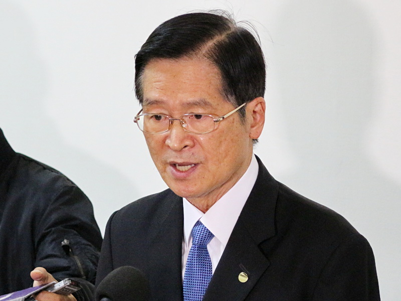 國防部長嚴德發4日在立法院受訪表示，因應新情勢與中共對我威脅，國軍必須提高警覺 (央廣記者王照坤 攝)