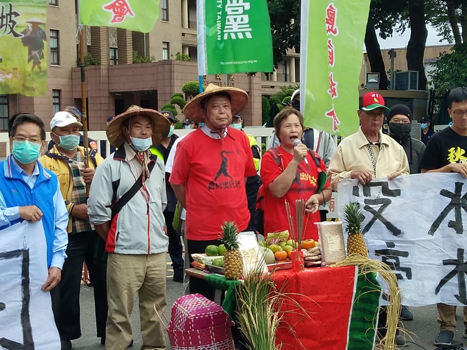 農業團體4日到行政院抗議無預警停灌農業用水，出席活動的台灣農村陣線前理事長洪箱(左4)表示，希望政府下次可以先限制工業用水，這樣才公平。(王韋婷攝)