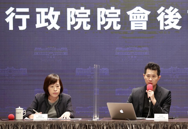 行政院發言人丁怡銘（右）5日主持行政院會後記者會，國發會副主委高仙桂（左）出席。(圖:中央社)