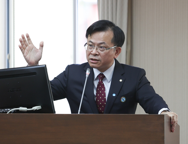 外界關注中天新聞台換照進度，國家通訊傳播委員會（NCC）主委陳耀祥（圖）5日表示，此案仍在審查中，審查過程是整體考量，法律並沒有規定各項目確切比例，目前NCC沒有掌握中天新聞台有國安疑慮的直接證據，也確定不會再開聽證會。(圖：中央社)