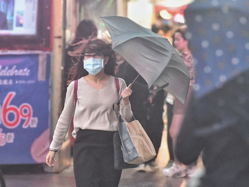 中央氣象局今天(5日)晚間8點30分發布陸上颱風警報。颱風過去3小時暴風圈略為擴大，中心目前在鵝鑾鼻東南東方海面，向西北西移動，其暴風圈正進入巴士海峽。(圖：中央社)