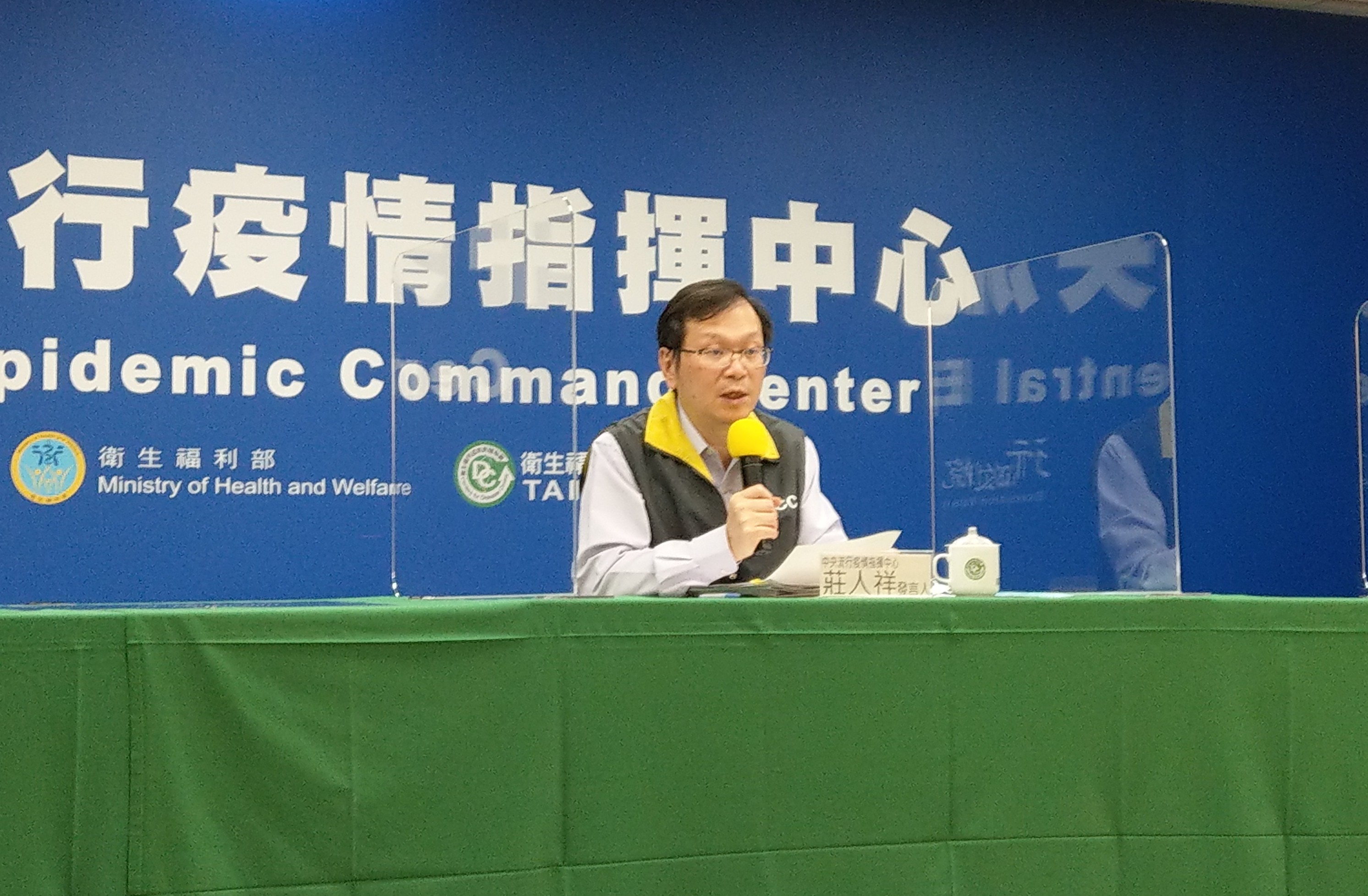 指揮中心發言人莊人祥5日公布國內新增1例COVID-19境外移入病例。(劉品希 攝)