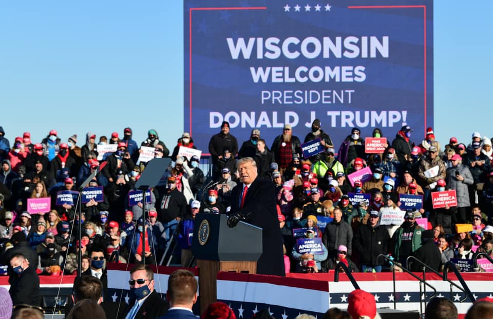 社群媒體龍頭紛紛封鎖川普帳號，引發網路言論自由審查討論。圖為川普在搖擺州威斯康辛州的造勢場合。圖:取自donald j. trump FB