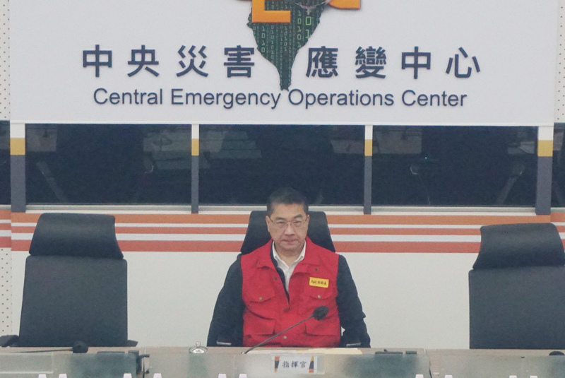 輕度颱風「閃電」逼近台灣，中央災害應變中心6日上午召開第4次工作會報，指揮官、內政部長徐國勇聆聽各部會報告後表示，台南、高雄、屏東、台東應注意颱風帶來後續災情，也呼籲民眾不要前往海邊觀浪。(圖：中央社 )