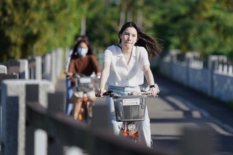 指揮中心宣布，19日起， 騎機車、自行車、戶外工作者於空曠處免戴口罩。(資料照片/中央社)