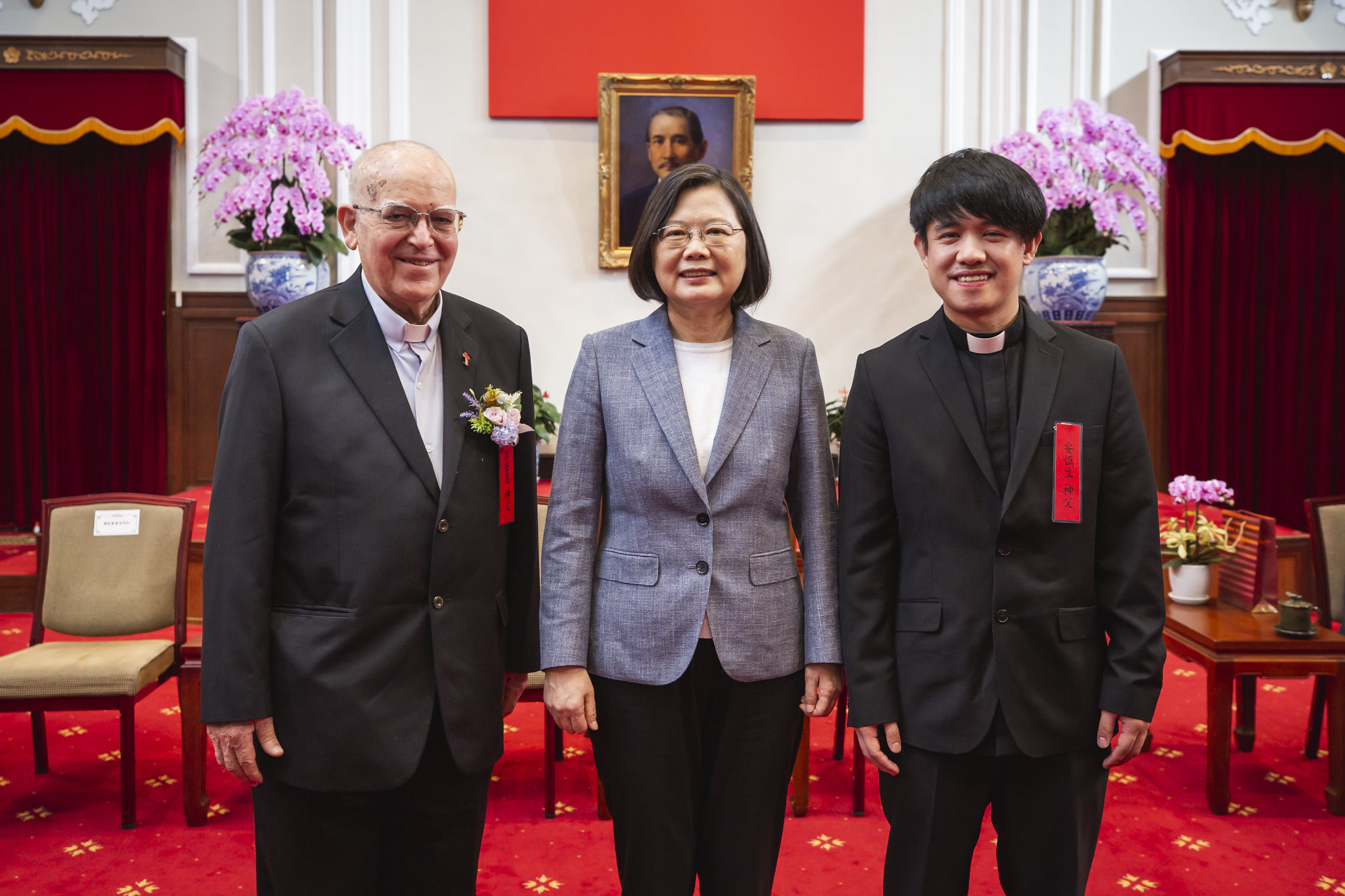 蔡英文總統接見「第30屆醫療奉獻獎」得獎人及家屬。(圖：總統府提供)