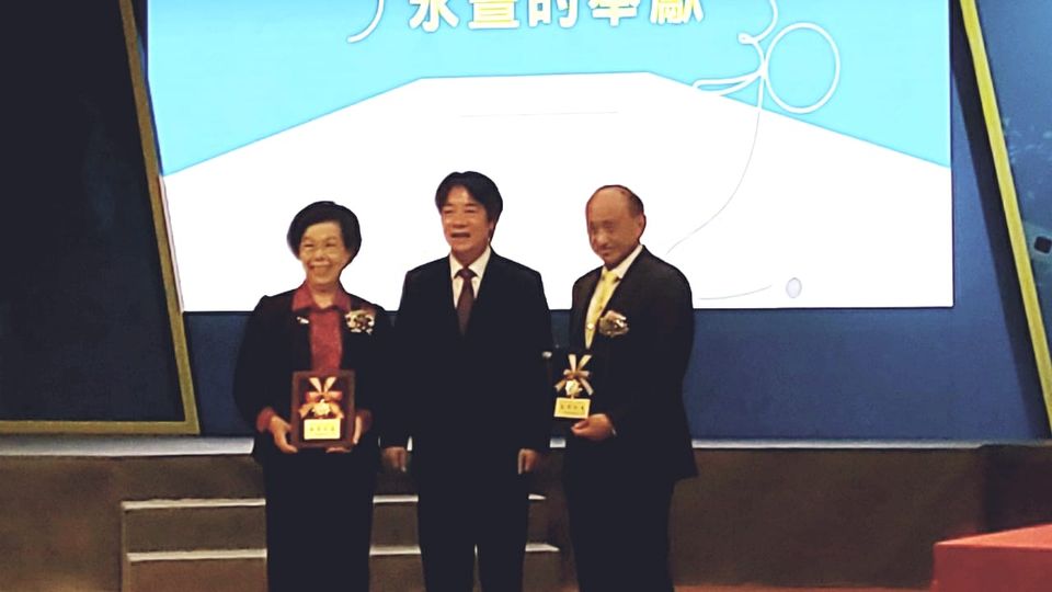 副總統賴清德(中)出席第三十屆醫療奉獻獎頒獎典禮，頒贈感謝狀給成立該獎項的幕後重要推手前衛生署長張博雅(左)與黃明和醫師(右)。(江昭倫攝)