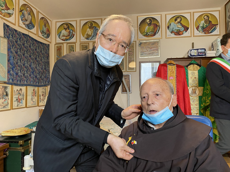 義籍神父伏迺樂(圖右)享壽84歲。圖為曾來台奉獻30餘年的義大利籍神父伏迺樂（右），返回南義家鄉萊切養老，因年邁生病幾乎無法言語，但見到駐教廷大使李世明（左）仍激動地以單字表達他對台灣的愛。（駐教廷大使館提供／資料照）