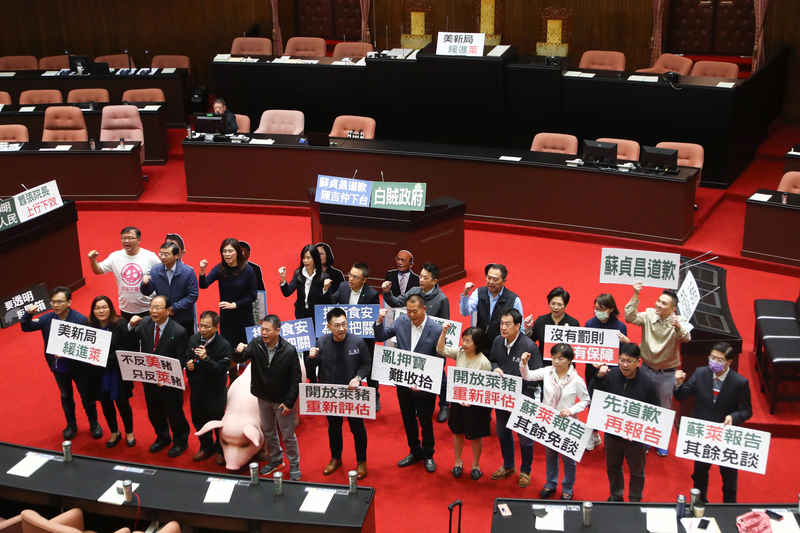 圖為行政院長蘇貞昌10日前往立法院欲進行施政報告並備質詢，第8度遭國民黨團杯葛，國民黨立委在議場內舉看板、呼口號要求蘇貞昌先道歉再報告。( 資料照片/中央社)