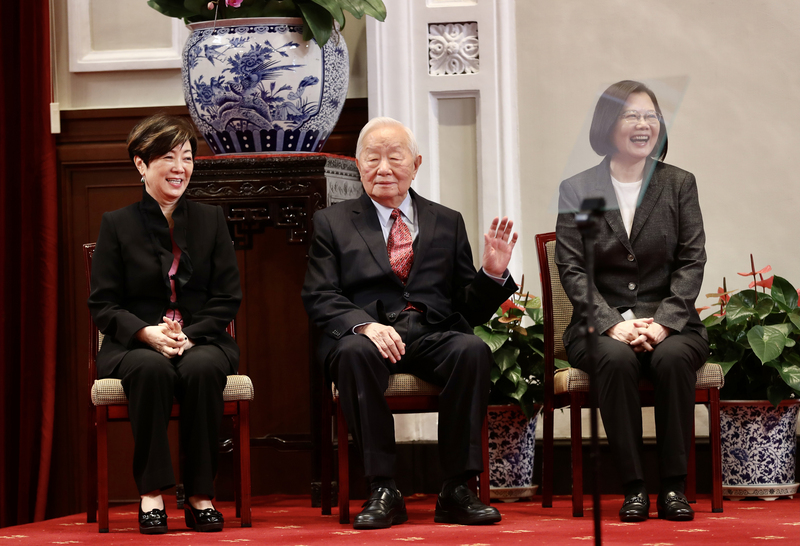 總統蔡英文（右）10日上午宣布APEC領袖代表由台積電創辦人張忠謀（中）出任，這將是張忠謀於蔡總統任內第三度出任APEC領袖代表。左為張忠謀妻子張淑芬。(圖：中央社)