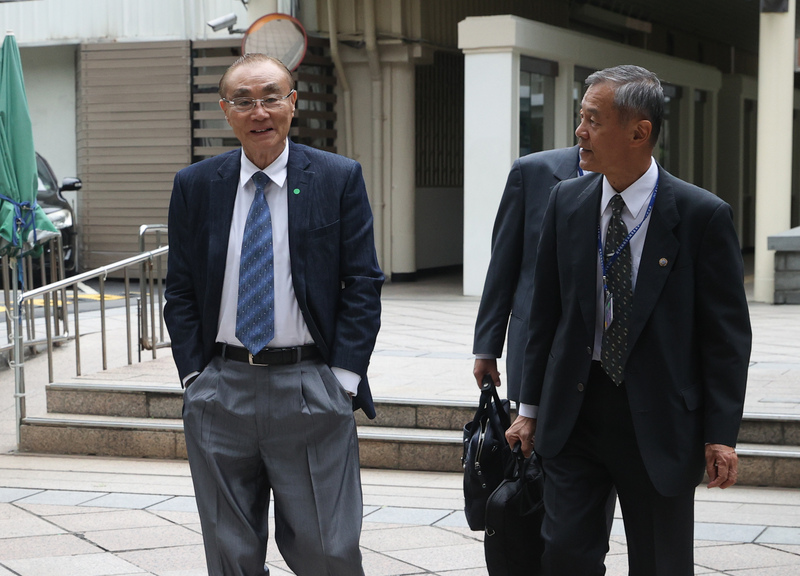 台北市長柯文哲指出，台灣應先三軍戒備到美國總統2021年交接。退輔會主委馮世寬（左）10日表示，這太緊張了。他覺得政治人物講話，大家聽聽、炒炒新聞就好，民眾的生活不要被弄亂。( 圖：中央社 )