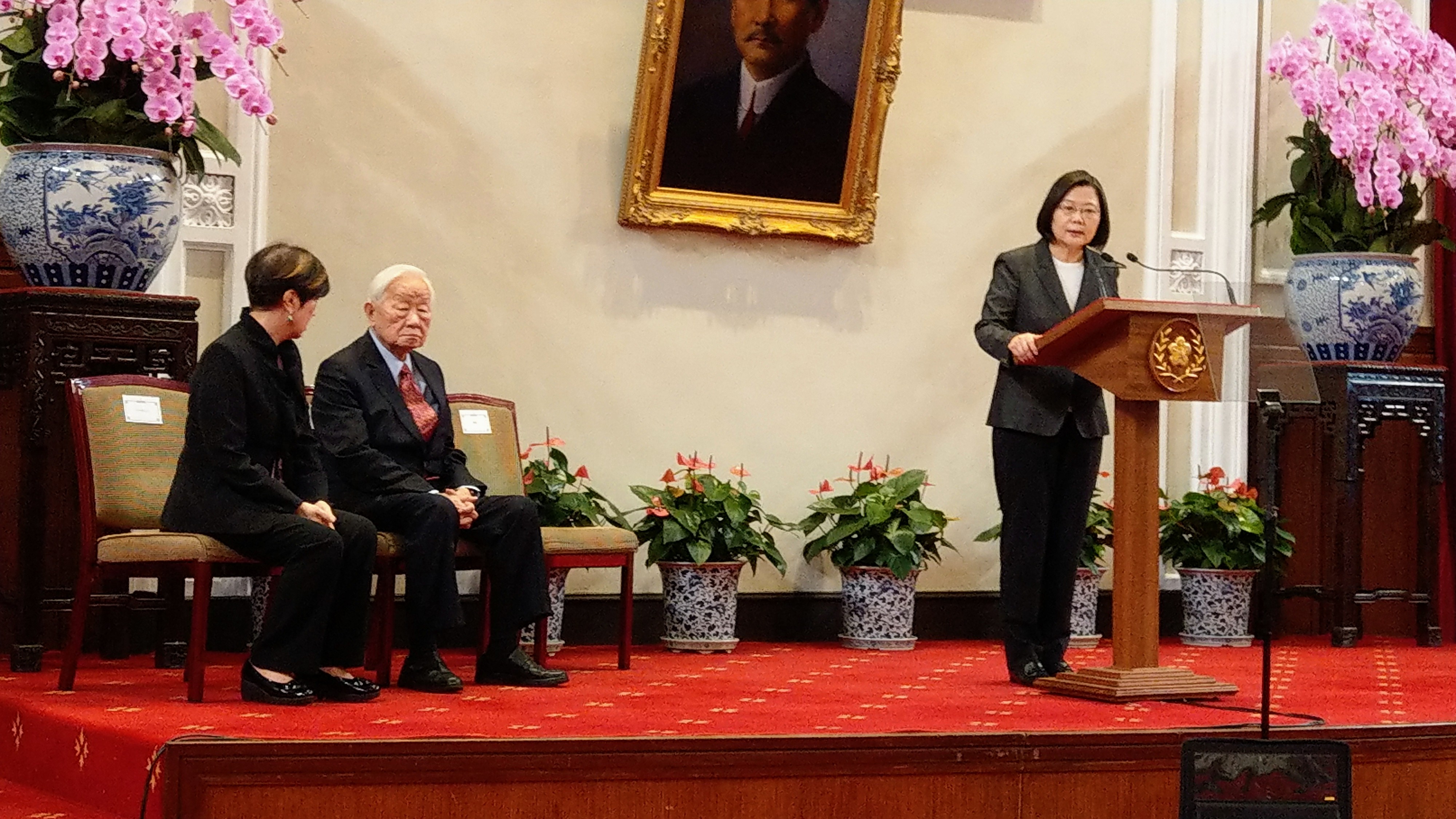 蔡英文總統(右一)宣布台積電創辦人張忠謀(左二)再度擔任2020亞太經合會(APEC)領袖代表。(歐陽夢萍 攝)