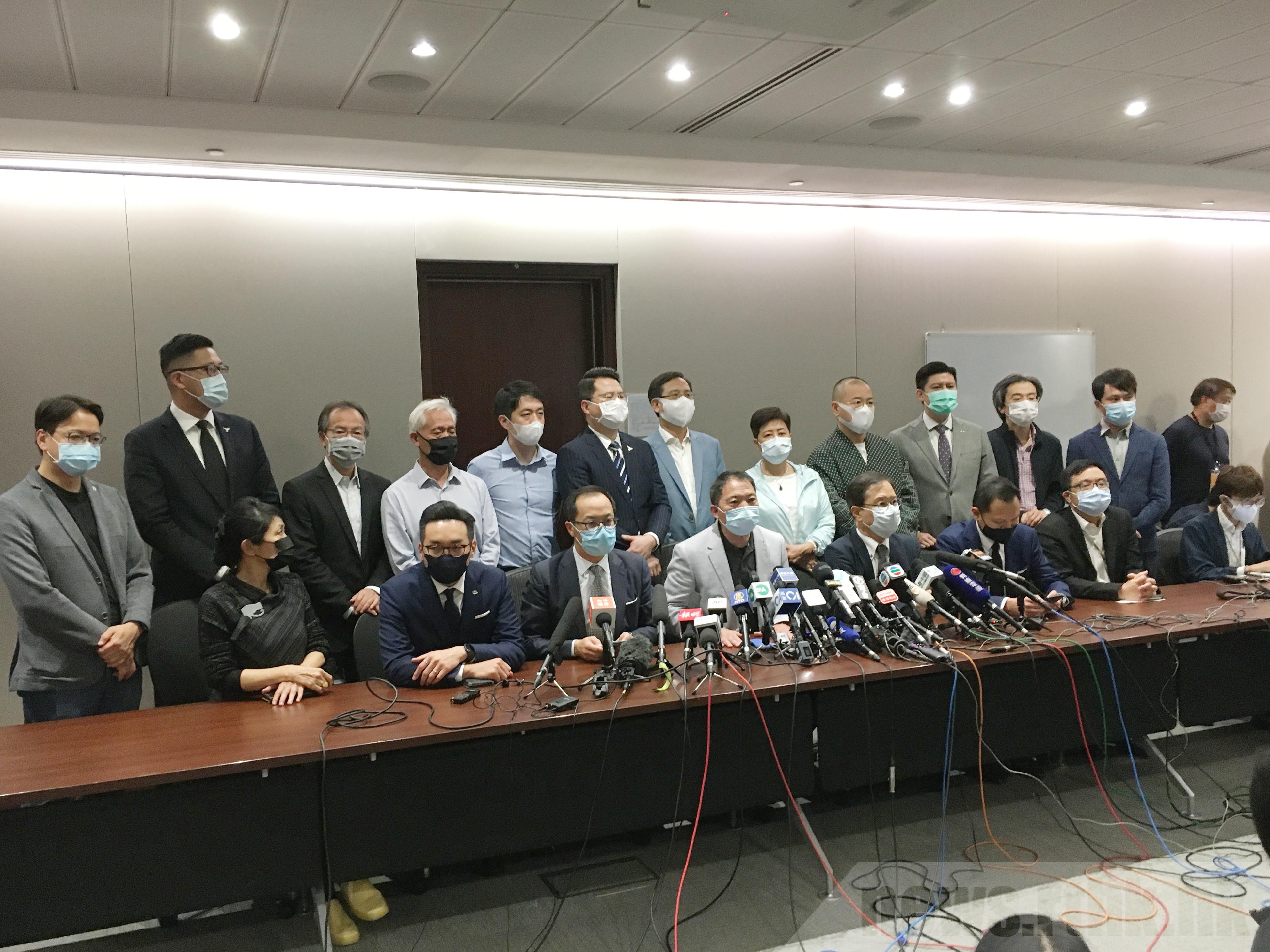香港電台報導，香港立法會民主派議員宣布集體總辭，12日會向立法會遞交辭職信。(圖：香港電台提供)