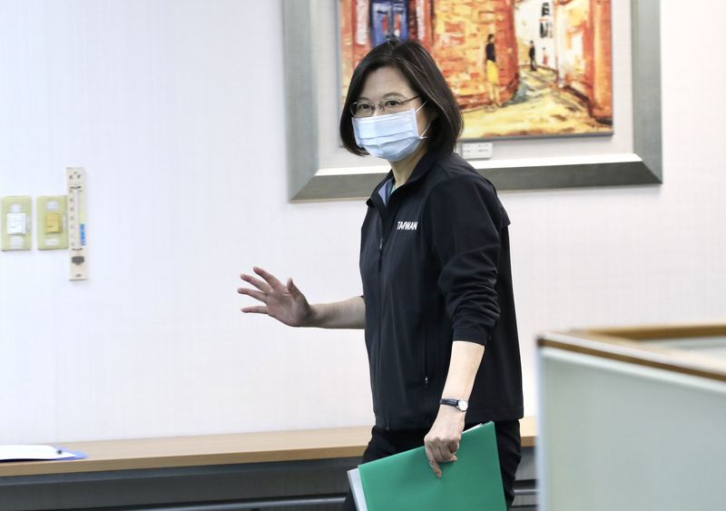 身兼民進黨主席的總統蔡英文11日下午在民進黨中央黨部出席中常會，會前向現場媒體揮手致意。(圖：中央社)