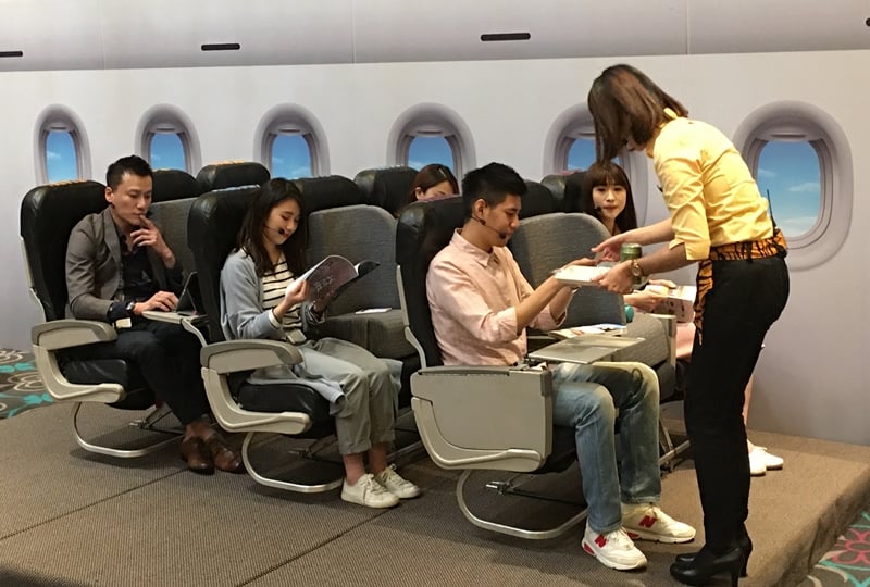 不過台灣虎航11日推出機上防疫新備品「虎大位」，讓搭乘台虎的旅客，能在航程中，與鄰近的旅客保持適度的安全社交距離，降低肢體接觸的感染風險。(圖：台灣虎航臉書)