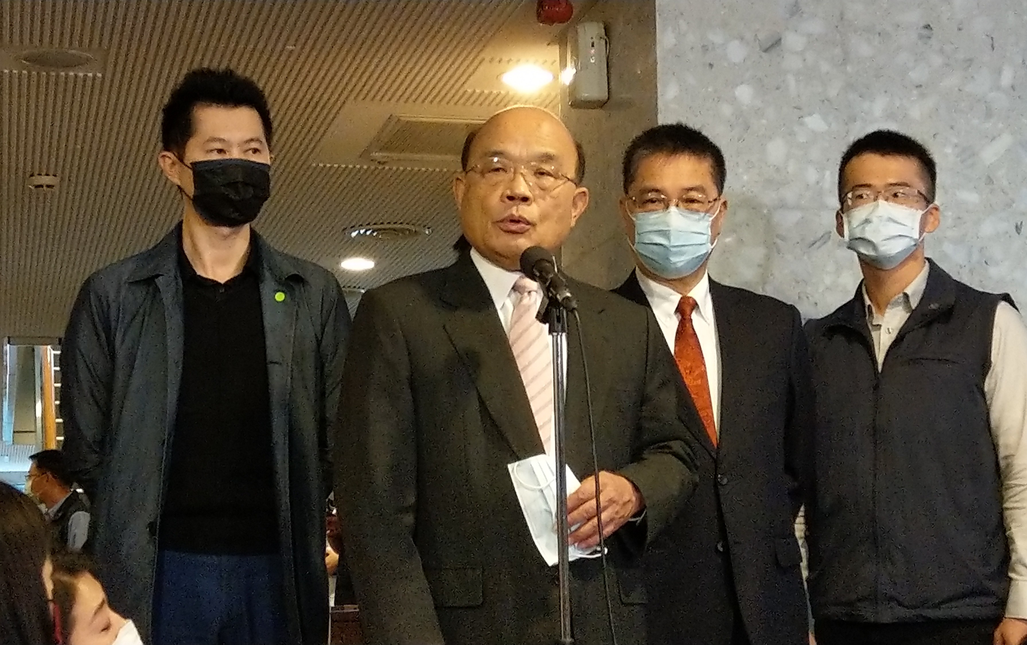 行政院長蘇貞昌(左二)。(歐陽夢萍 攝)