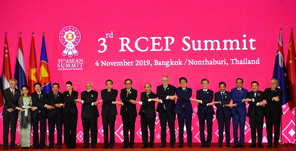 圖為2019年11月4日登場的第三屆區域全面經濟夥伴協定（RCEP）高峰會。(AFP)