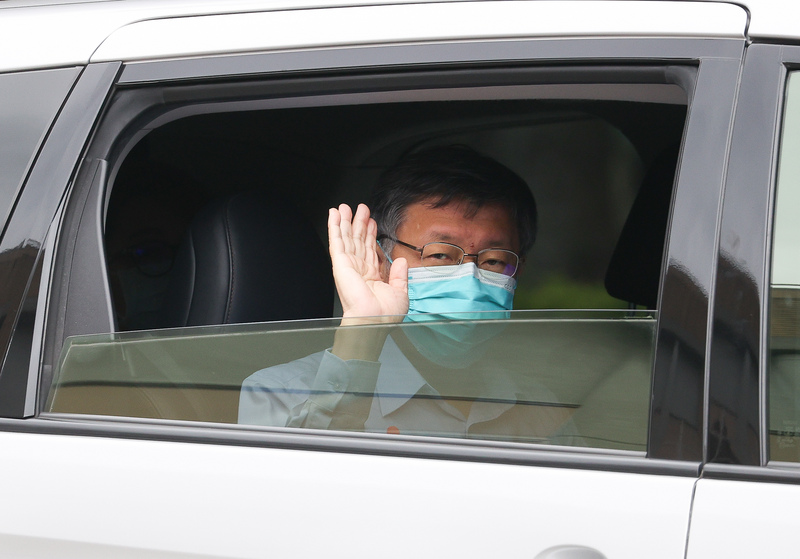 台北市長柯文哲（圖）12日出席行政院會前，搖下車窗向現場守候的媒體揮手致意。(圖：中央社)