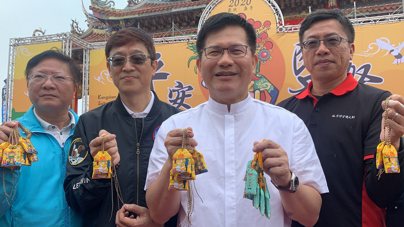 交通部長林佳龍(右2)14日出席台南鯤鯓王平安鹽祭時表示，台南北門已入選交通部觀光局評選的2021年台灣經典小鎮。(圖:中央社)