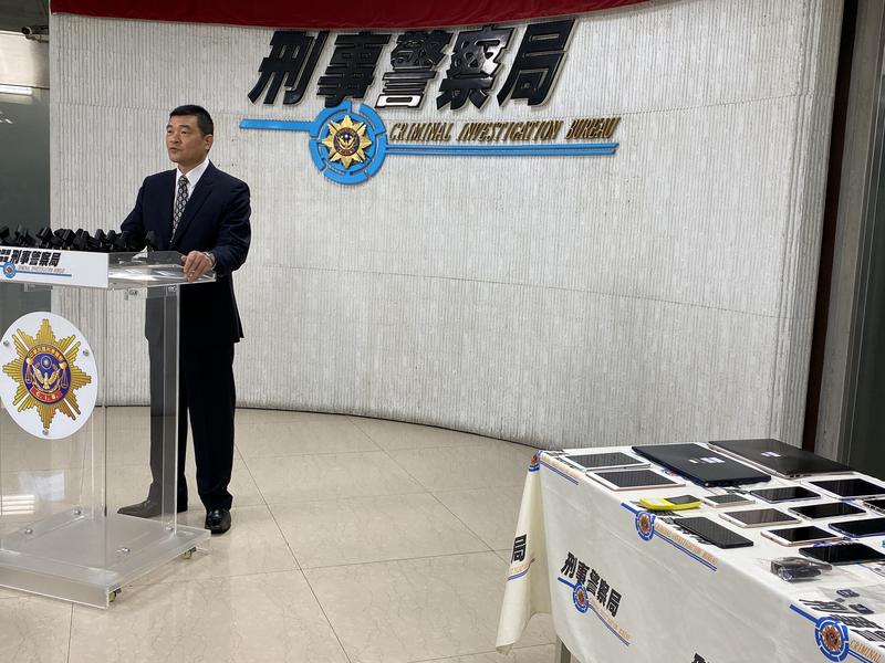 刑事局偵查第七大隊大隊長黃水願15日宣布破獲銀行史上最高額監守自盜案，台新銀行高階理財專員41歲周姓男子，盜領所經手的投資客戶資金達新台幣3億元，12日獲報後循線於14日晚間將他逮捕。(圖:中央社)