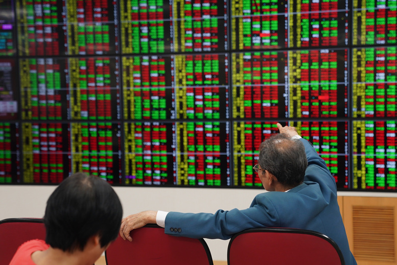 台積電向前衝，帶領台北股市17日大盤持續上攻，挑戰13800點。(資料照片/中央社)