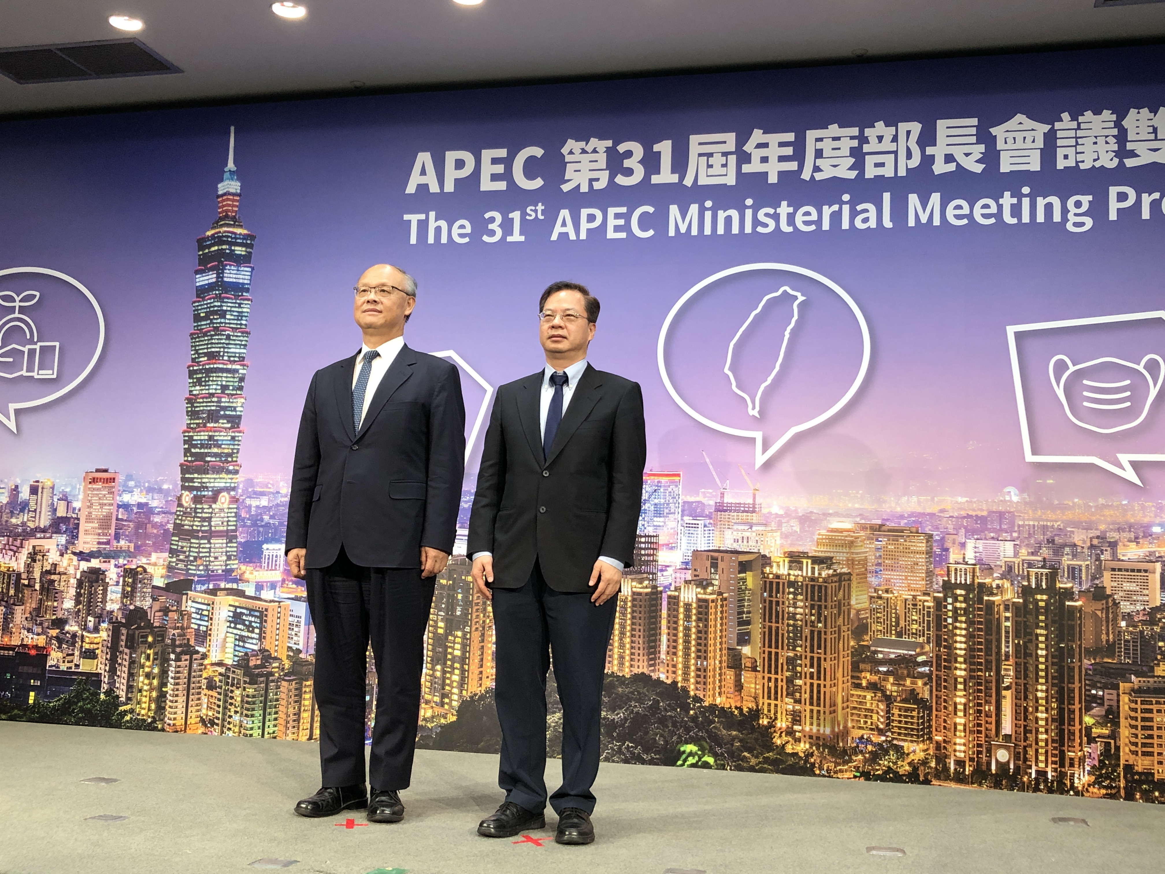 國發會主委龔明鑫及行政院經貿談判辦公室總談判代表鄧振中今天(16日)一同舉行部長會議行前記者會。（楊文君攝）