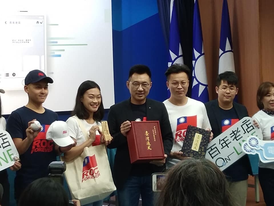 國民黨電商平台17日上線，網路販售周邊文創商品，包括潮T、潮帽和環保袋等。(王韋婷攝)