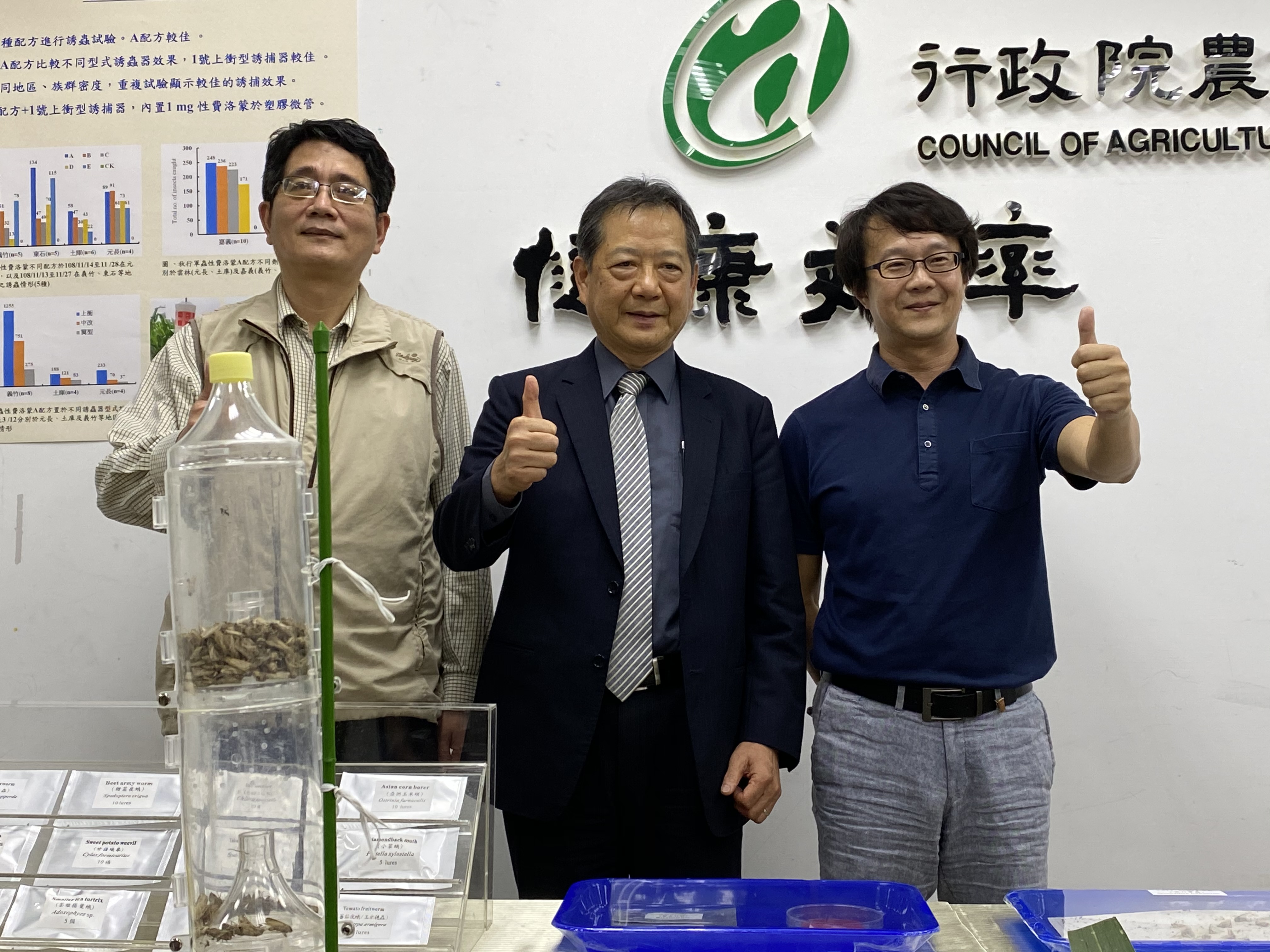 農委會農業藥物毒物試驗所宣布，已成功研發出性費洛蒙誘殺系統。從左前方的誘蟲器中可以看到，在台中新社高梁田的田間試驗，1星期就可以誘捕上百隻的成蟲。(圖／陳林幸虹 攝)