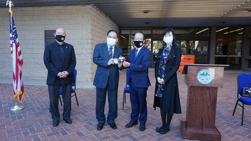 美國洛杉磯郊區蒙特利公園市華裔市長陳贊新（右2）美西時間16日贈送徽章給到訪的駐洛杉磯台北經濟文化辦事處長黃敏境（右3）。(圖:中央社)