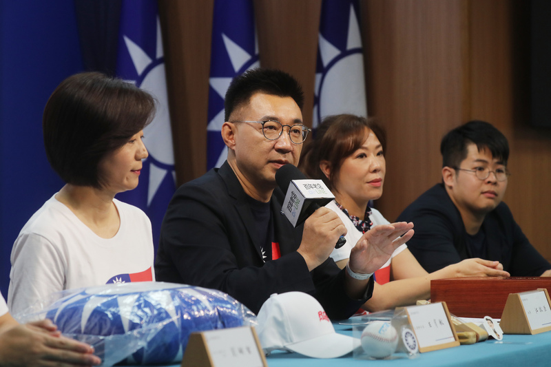 亞太15國簽署「區域全面經濟夥伴協定」（RCEP），國民黨主席江啟臣（左2）17日表示，加入RCEP過去一直是蔡政府的執政目標，現在RCEP將台灣排除在外，政府又改口說RCEP不重要，甚至是甩鍋給國民黨，民進黨要為政見跳票付出代價。(圖:中央社)
