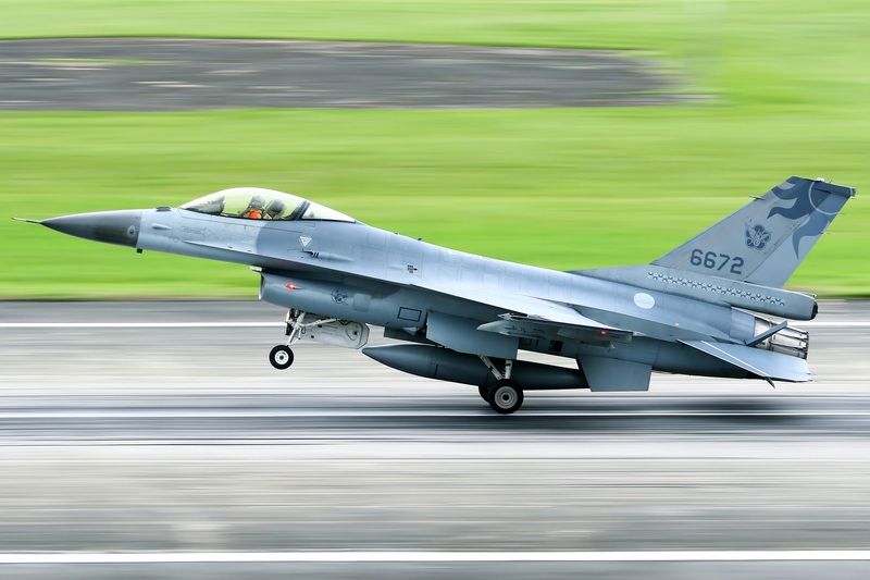 空軍司令部17日表示，花蓮基地一架F-16A單座戰機（機號6672），晚間6時5分由飛行官蔣正志上校駕機起飛執行例行性任務，不久後於機場東北面海域光點消失，現正全力搜救中。圖為航空迷17日下午拍下該戰機起飛畫面。（民眾提供）