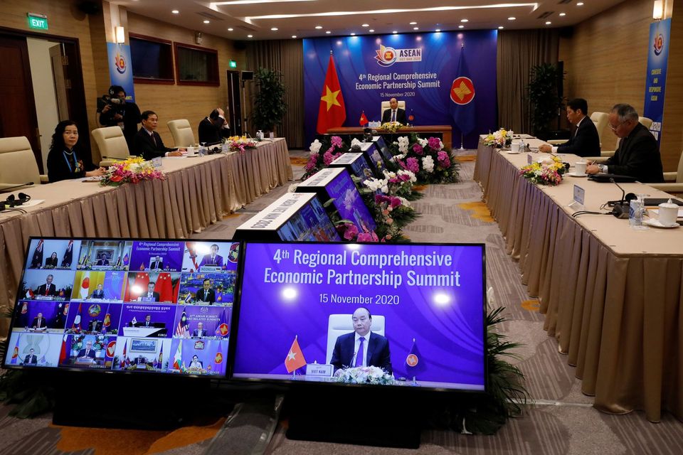 面對印太盟友日韓紐澳跟東協十國都與中國簽訂RCEP，美國在這個區域似乎將「出大絕」，企圖以「印太經濟架構」直接排除中國影響力。圖為各國透過視訊簽署RCEP畫面。(資料圖片：路透社/達志影像)