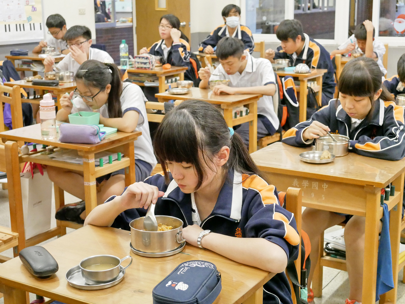 5月起， 學童營養午餐補貼調高至10元。（資料照片／新北教育局提供）
