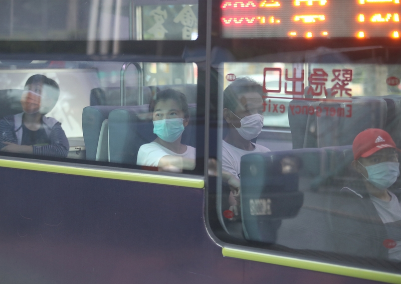 因應台灣本土確診個案在現，北北基桃啟動大眾運輸防疫陣線。圖為民眾搭乘公車。(中央社)