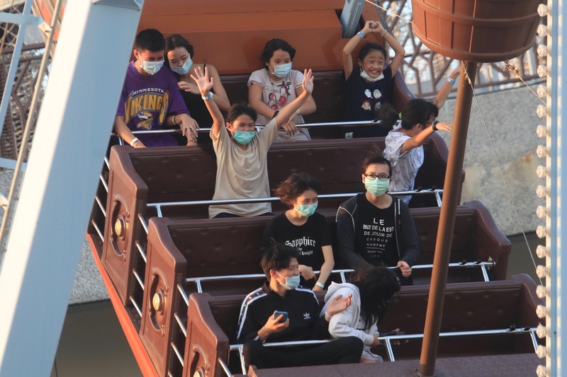 全台景點與樂園，春節實施人流總量示警管制。圖為民眾在兒童新樂園。 (圖:中央社檔案照片)