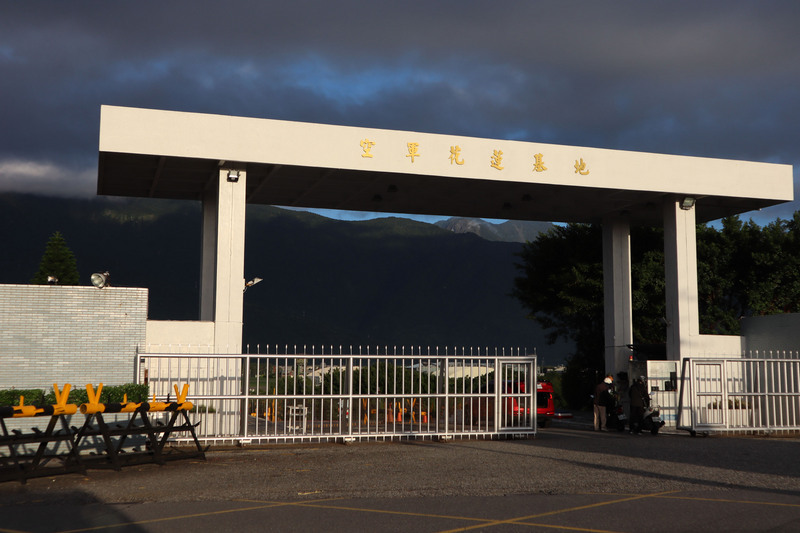 空軍花蓮基地17日晚間進行夜航訓練，其中一架F-16戰機起飛後失聯，海空搜救18日持續進行。(圖：中央社)