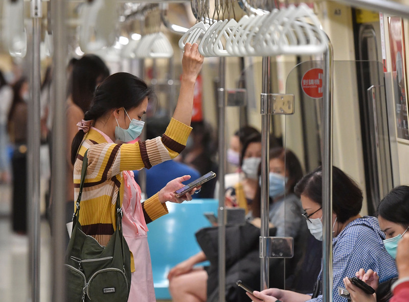 台灣民眾這一年來把口罩戴好戴滿、勤洗手，不但防範COVID-19擴散，就連肺炎與流感死亡率都創下10年來新低。(中央社)