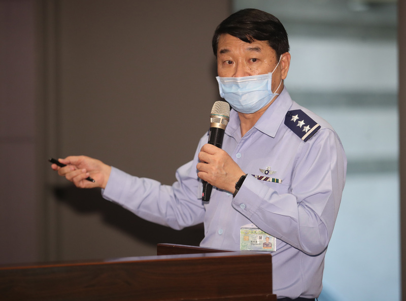 空軍花蓮基地飛官蔣正志駕駛F-16戰機17日夜航訓練失聯，空軍司令熊厚基（圖）18日晚間在國防部空軍司令部舉辦記者會，說明目前調查情形。(圖：中央社)