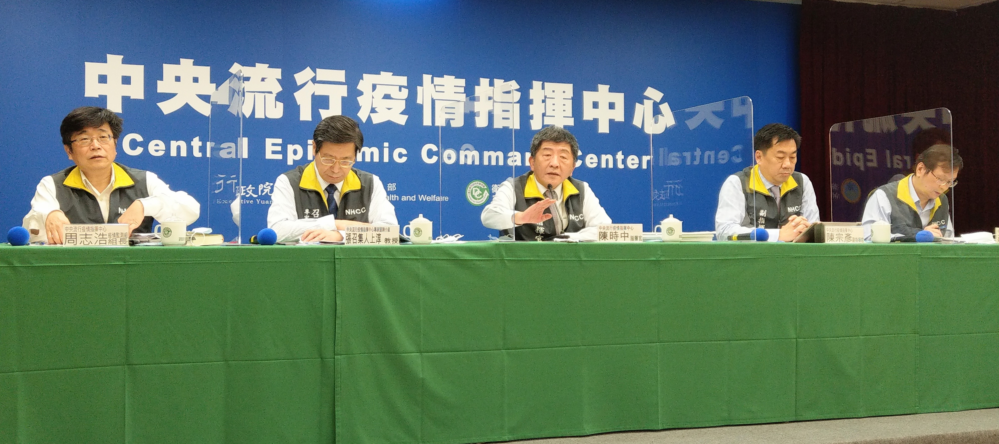 陳時中(中)強調，參與疫苗受試平台的民眾隨時可選擇退出。(劉品希 攝)