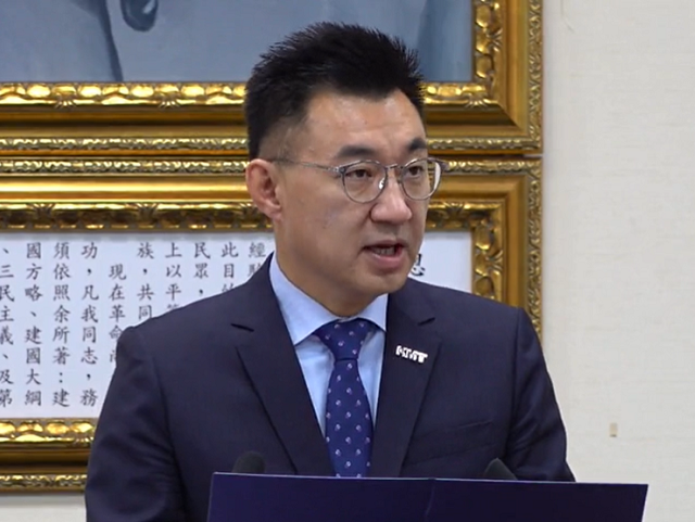 國民黨22日號召群眾參加反萊豬秋鬥大遊行，國民黨主席江啟臣18日表示，國民黨要和人民站在一起，穿上黑衣向執政黨怒吼。(圖擷自國民黨臉書)
