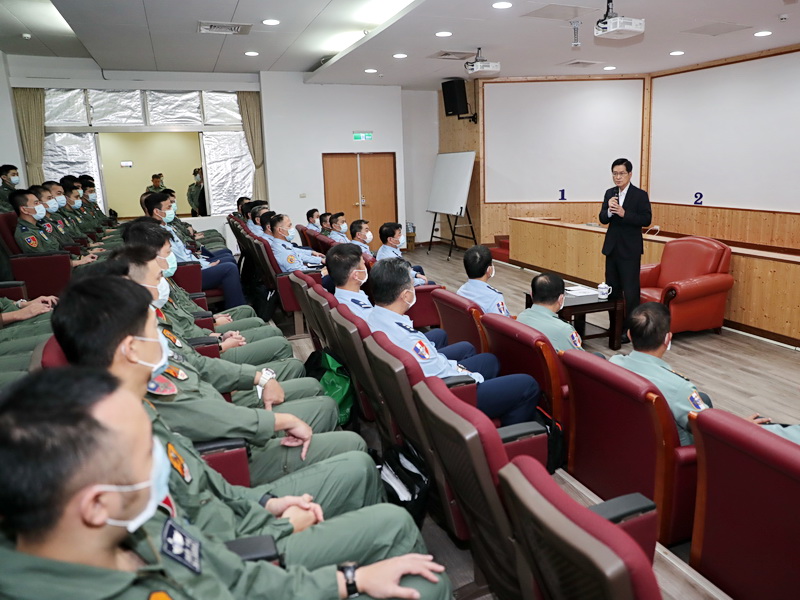 國防部長嚴德發18日前往花蓮，對空軍第五聯隊官兵精神講話、激勵士氣 (軍聞社提供)