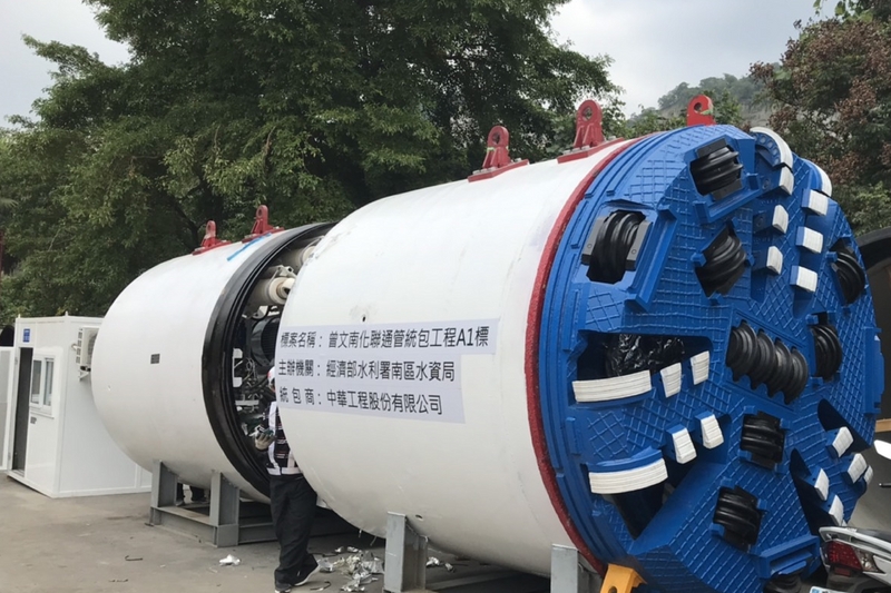 經濟部水利署斥資興建「曾文南化聯通管」，目前統包工程均已發包，施工機具整備進駐。（南區水資源局提）