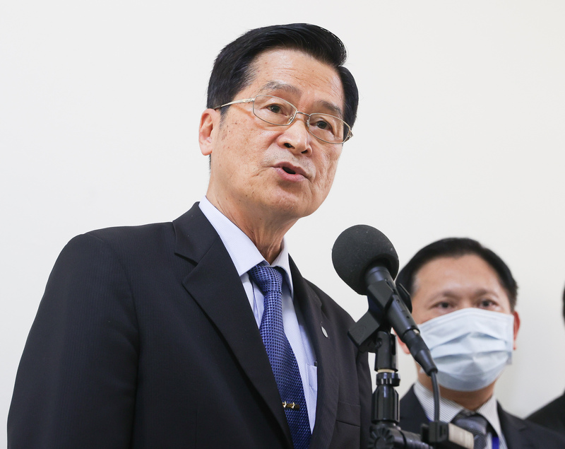 飛官上校蔣正志17日晚間駕駛F-16戰機失聯迄今，國防部長嚴德發（左）19日在立法院受訪，說明最新搜救進度和進展。(圖：中央社)