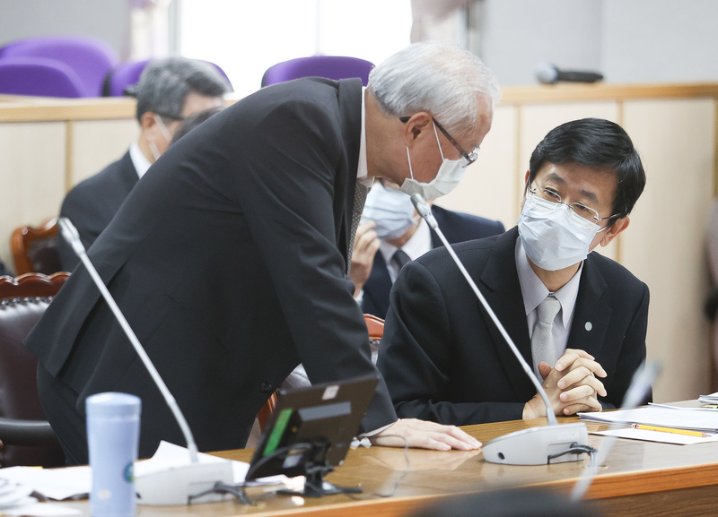 立法院司法及法制委員會19日邀請法務部調查局長呂文忠（右）等人列席，就「法務部調查局遺失毒品證物」進行專題報告並備詢。(圖：中央社)